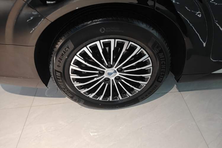 Used Denza D9 2022 DM-i 970 Four-Wheel Drive Prestige Model Right Rear Wheel Hub