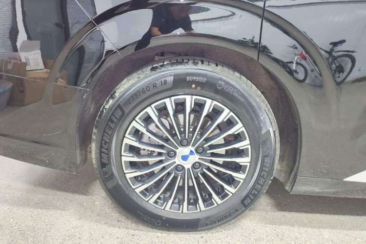 Used Denza D9 2022 DM-i 970 Four-Wheel Drive Prestige Model Right Rear Wheel Hub