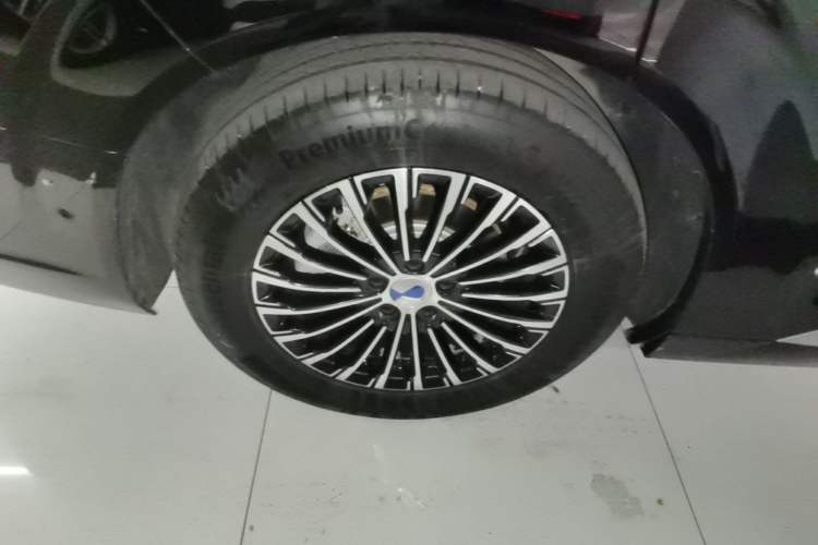 Used Denza D9 2022 DM-i 970 Four-Wheel Drive Flagship Model Right Rear Wheel Hub