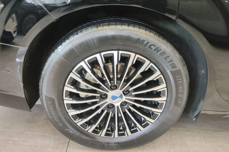 Used Denza D9 2022 DM-i 970 Four-Wheel Drive Flagship Model Right Rear Wheel Hub