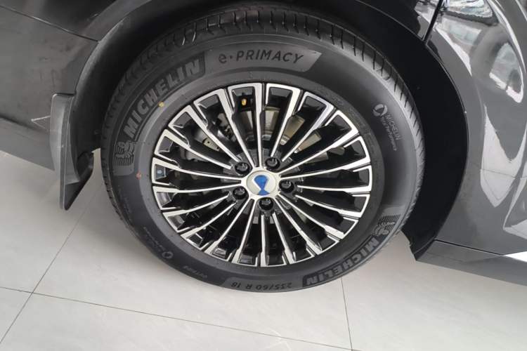Used Denza D9 2022 DM-i 1040 Prestige Model Right Rear Wheel Hub