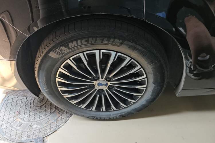 Used Denza D9 2022 DM-i 1040 Prestige Model Right Rear Wheel Hub