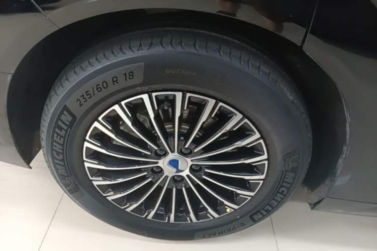 Used Denza D9 2022 DM-i 970 Four-Wheel Drive Prestige Model Right Rear Wheel Hub