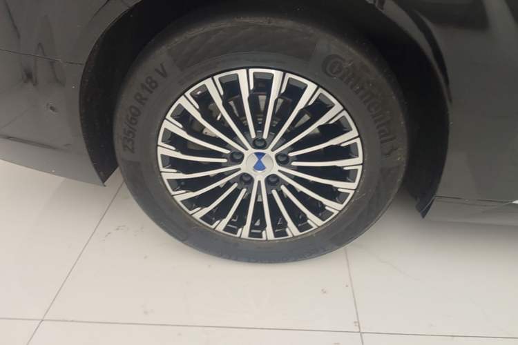 Used Denza D9 2022 DM-i 970 Four-Wheel Drive Flagship Model Right Rear Wheel Hub