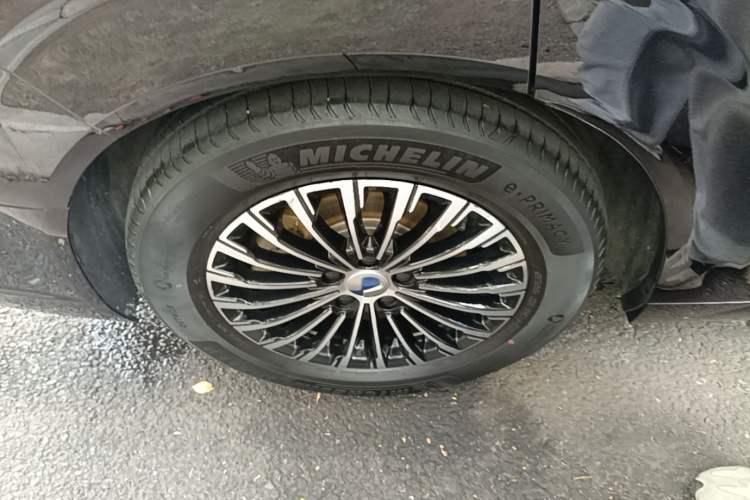 Used Denza D9 2022 DM-i 970 Four-Wheel Drive Prestige Model Right Rear Wheel Hub