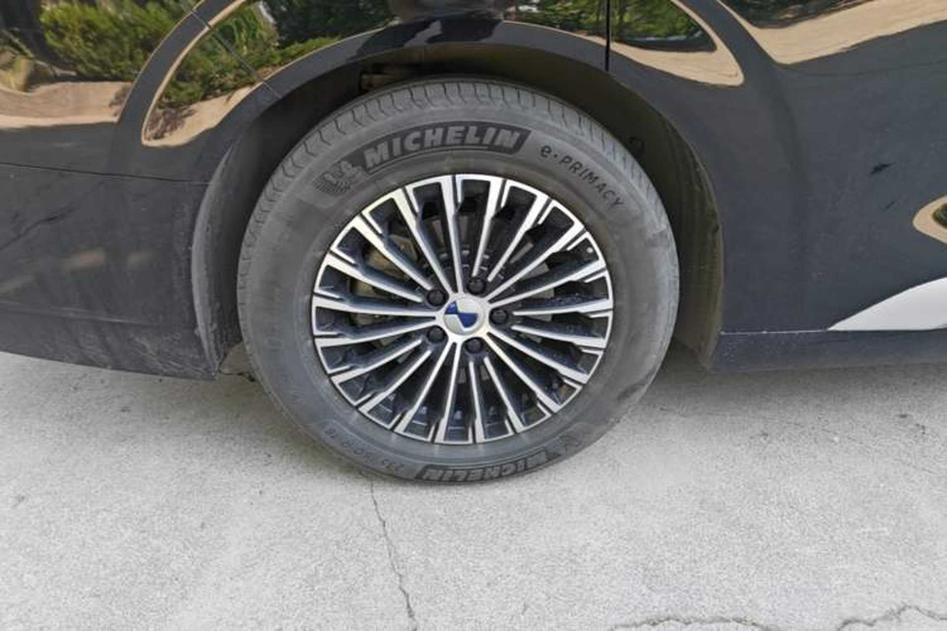 Used Denza D9 2022 DM-i 970 Four-Wheel Drive Prestige Model Right Rear Wheel Hub