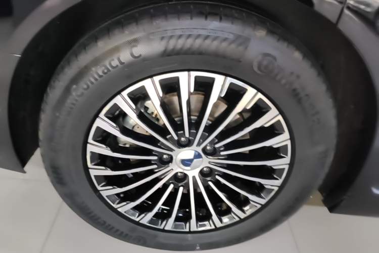 Used Denza D9 2022 DM-i 970 Four-Wheel Drive Prestige Model Right Rear Wheel Hub