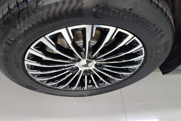 Used Denza D9 2022 DM-i 970 Four-Wheel Drive Flagship Model Right Rear Wheel Hub