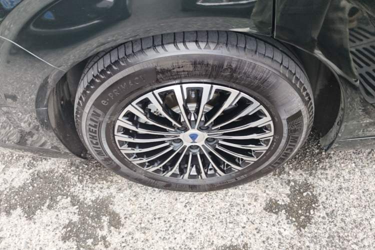 Used Denza D9 2022 DM-i 970 Four-Wheel Drive Flagship Model Right Rear Wheel Hub