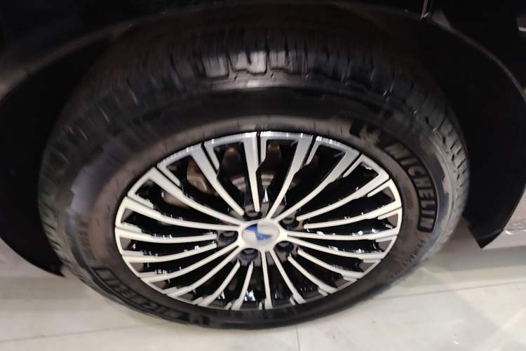 Used Denza D9 2022 DM-i 970 Four-Wheel Drive Prestige Model Right Rear Wheel Hub