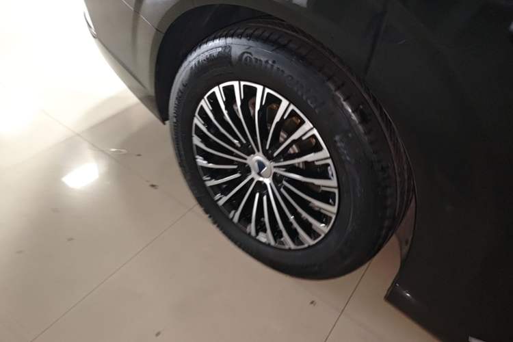 Used Denza D9 2022 DM-i 970 Four-Wheel Drive Prestige Model Right Rear Wheel Hub
