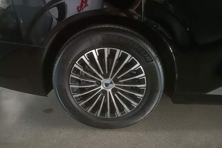Used Denza D9 2022 DM-i 970 Four-Wheel Drive Prestige Model Right Rear Wheel Hub