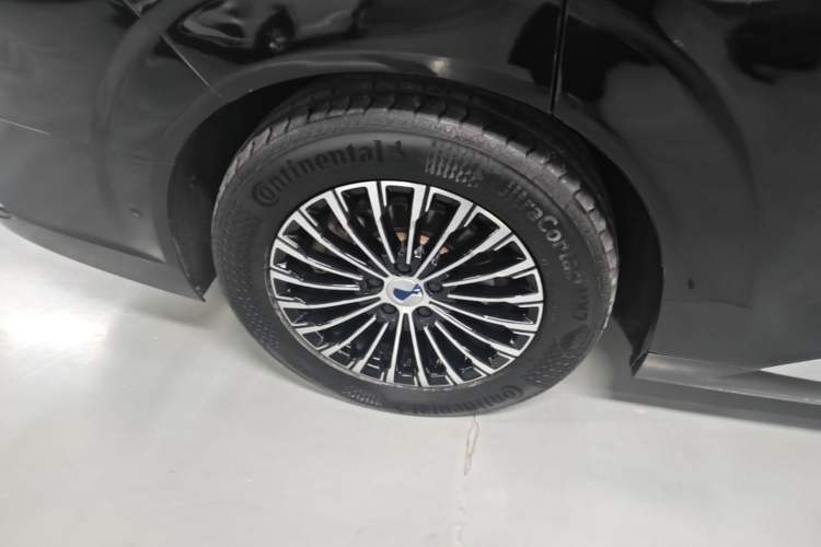 Used Denza D9 2022 EV 600 Four-Wheel Drive Flagship Model Right Rear Wheel Hub