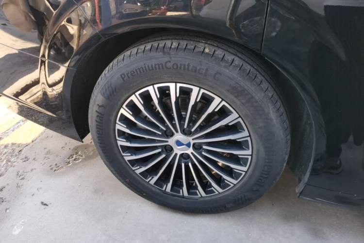 Used Denza D9 2022 DM-i 970 Four-Wheel Drive Flagship Model Right Rear Wheel Hub