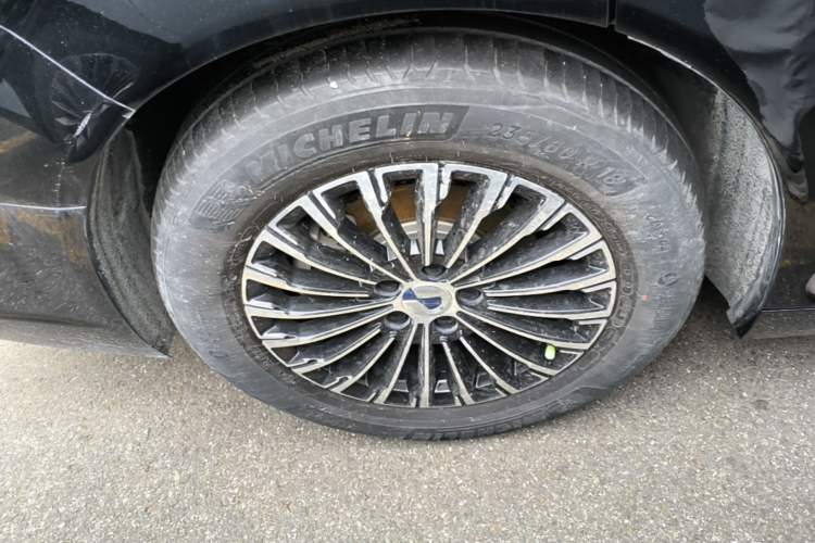 Used Denza D9 2022 DM-i 970 Four-Wheel Drive Prestige Model Right Rear Wheel Hub