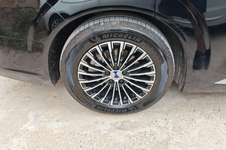 Used Denza D9 2022 DM-i 1040 Prestige Model Right Rear Wheel Hub