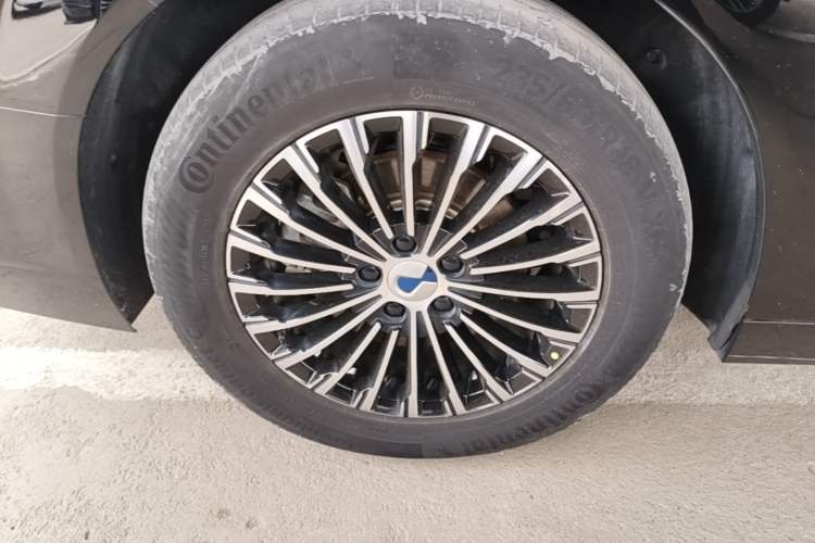 Used Denza D9 2022 DM-i 970 Four-Wheel Drive Prestige Model Right Rear Wheel Hub