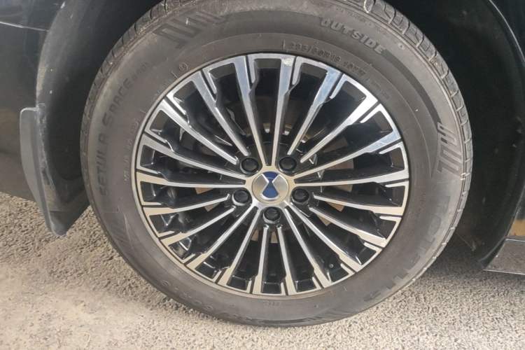 Used Denza D9 2022 DM-i 1040 Prestige Model Right Rear Wheel Hub