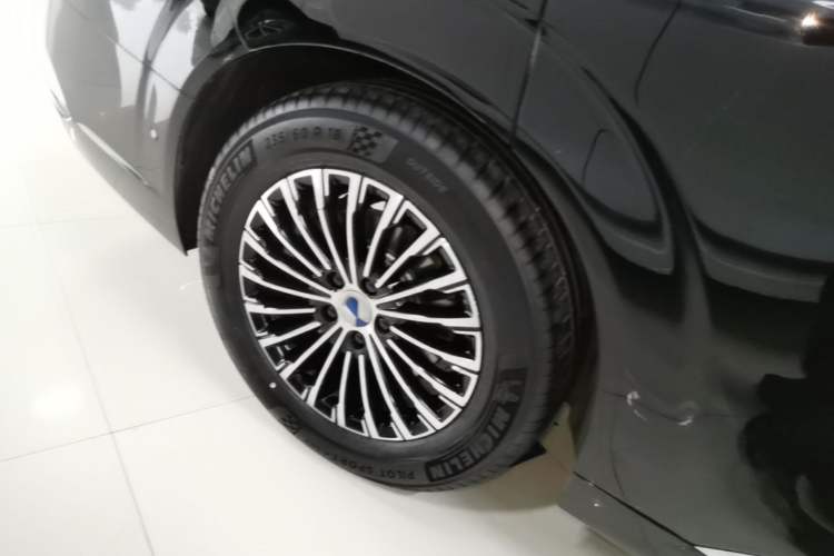 Used Denza D9 2022 DM-i 970 Four-Wheel Drive Flagship Model Right Rear Wheel Hub