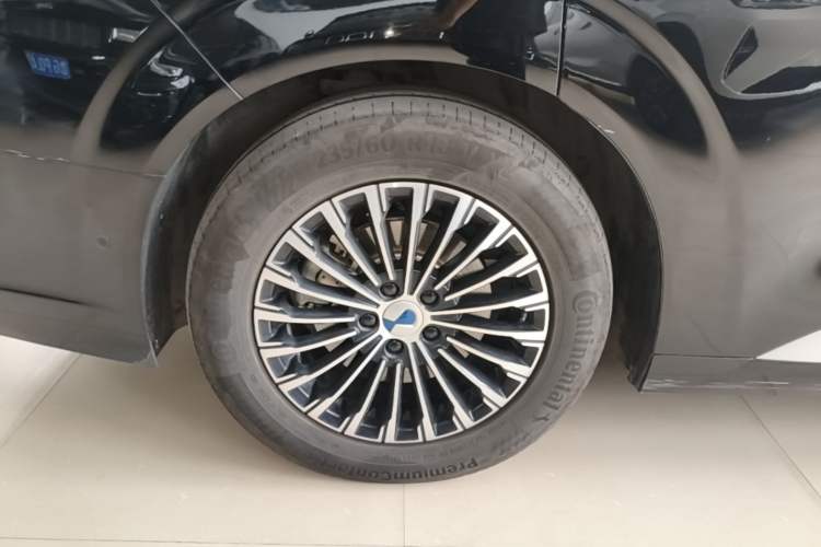 Used Denza D9 2022 DM-i 970 Four-Wheel Drive Flagship Model Right Rear Wheel Hub
