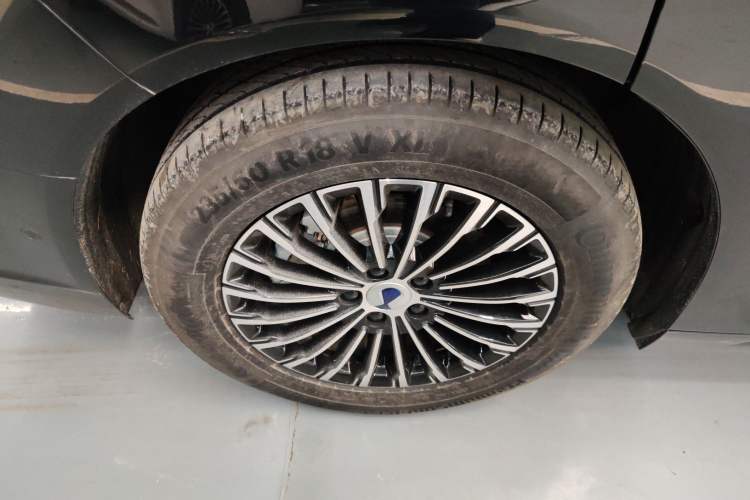 Used Denza D9 2022 EV 600 Four-Wheel Drive Flagship Model Right Rear Wheel Hub