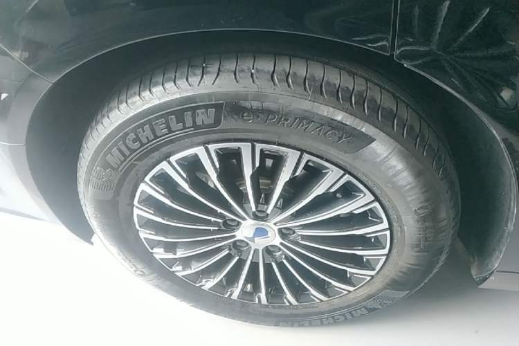 Used Denza D9 2022 DM-i 1040 Prestige Model Right Rear Wheel Hub