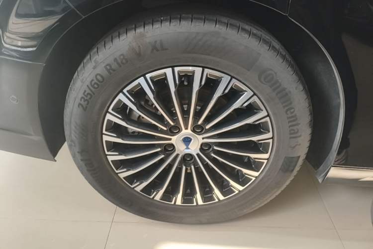 Used Denza D9 2022 DM-i 970 Four-Wheel Drive Flagship Model Right Rear Wheel Hub