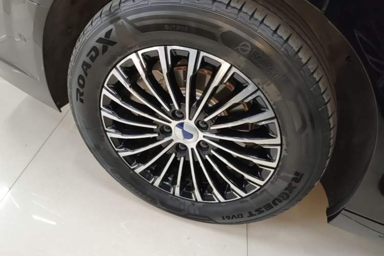 Used Denza D9 2022 DM-i 970 Four-Wheel Drive Flagship Model Right Rear Wheel Hub