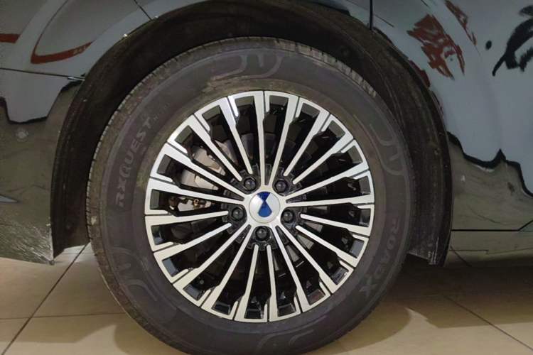 Used Denza D9 2022 DM-i 970 Four-Wheel Drive Flagship Model Right Rear Wheel Hub