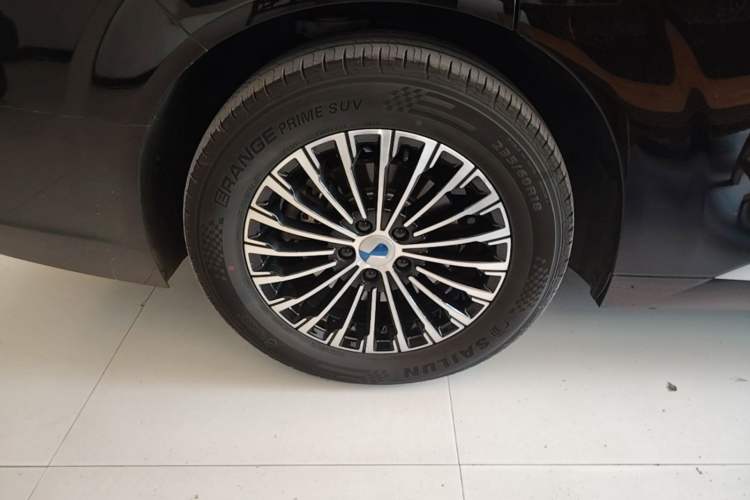 Used Denza D9 2022 DM-i 1040 Prestige Model Right Rear Wheel Hub
