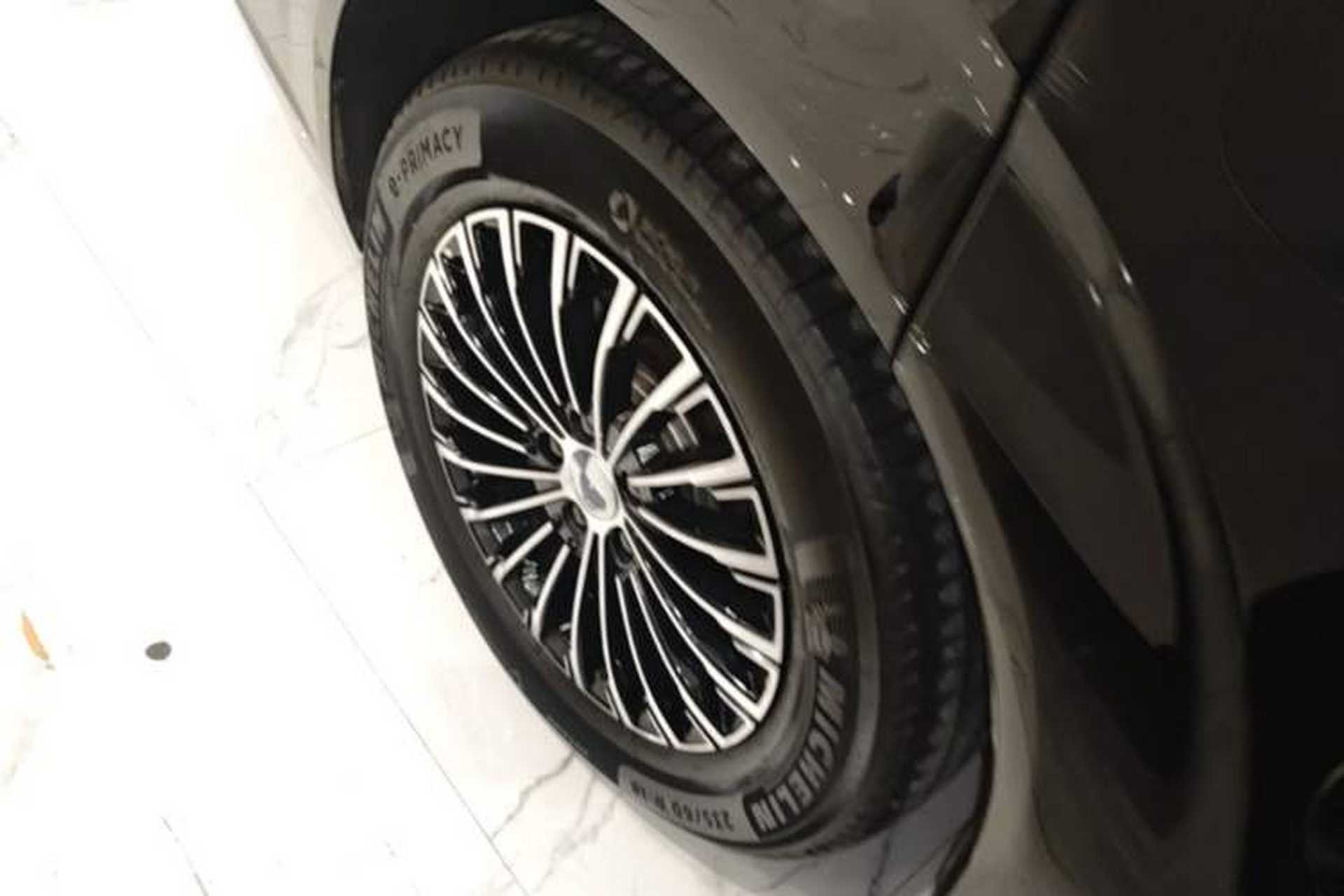 Used Denza D9 2022 DM-i 970 Four-Wheel Drive Prestige Model Right Rear Wheel Hub