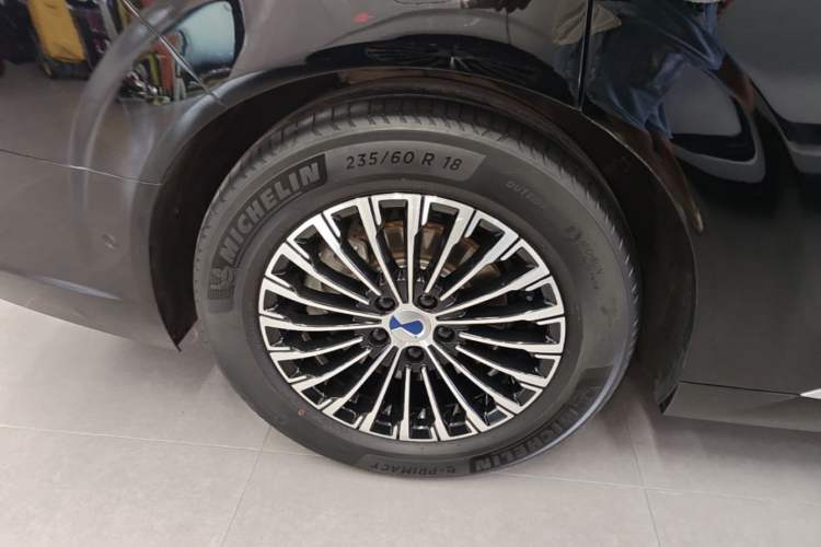 Used Denza D9 2022 DM-i 970 Four-Wheel Drive Flagship Model Right Rear Wheel Hub