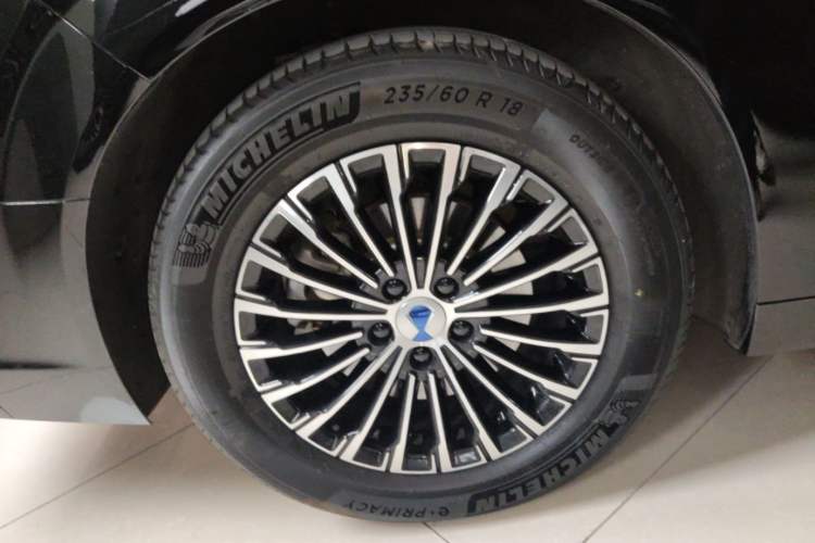 Used Denza D9 2022 DM-i 970 Four-Wheel Drive Prestige Model Right Rear Wheel Hub