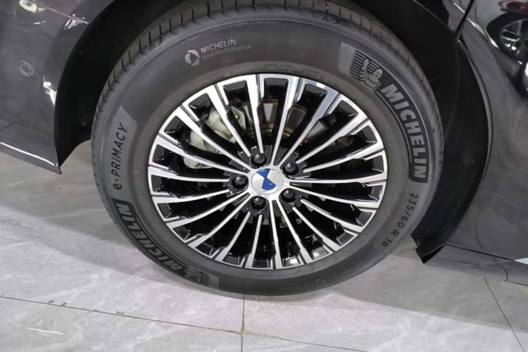 Used Denza D9 2022 DM-i 970 Four-Wheel Drive Flagship Model Right Rear Wheel Hub