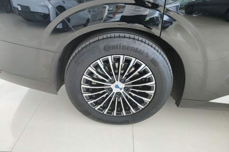 Used Denza D9 2022 DM-i 970 Four-Wheel Drive Flagship Model Right Rear Wheel Hub