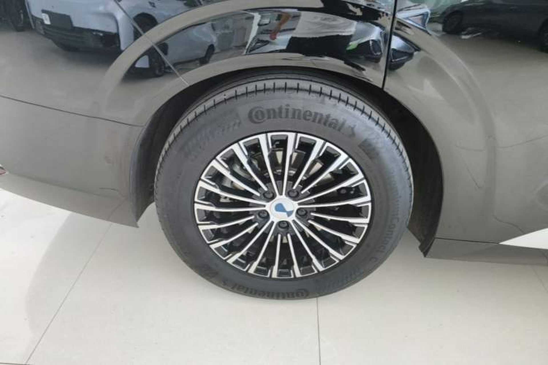 Used Denza D9 2022 DM-i 970 Four-Wheel Drive Flagship Model Right Rear Wheel Hub