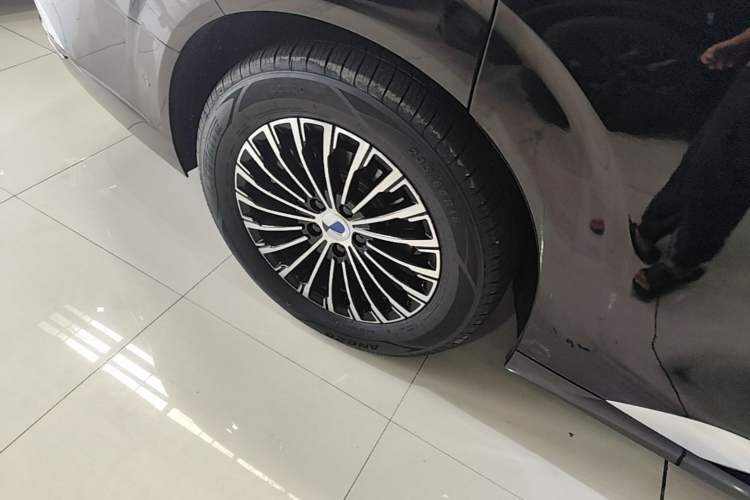 Used Denza D9 2022 EV 600 Four-Wheel Drive Flagship Model Right Rear Wheel Hub