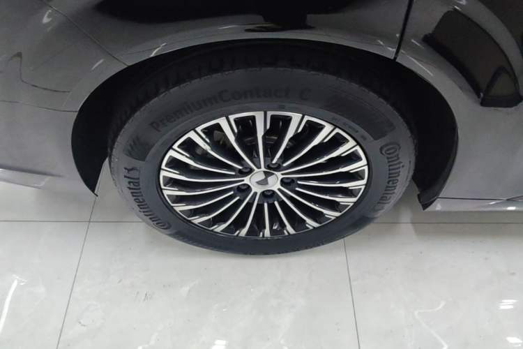 Used Denza D9 2022 DM-i 970 Four-Wheel Drive Prestige Model Right Rear Wheel Hub