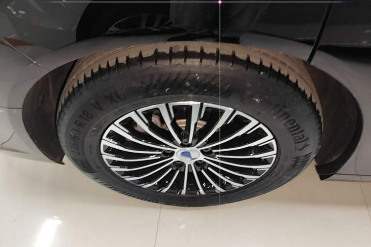 Used Denza D9 2022 DM-i 970 Four-Wheel Drive Prestige Model Right Rear Wheel Hub