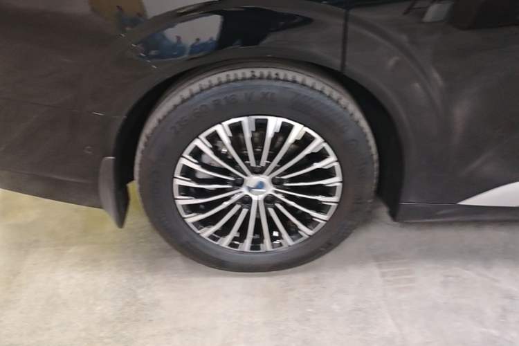 Used Denza D9 2022 DM-i 970 Four-Wheel Drive Flagship Model Right Rear Wheel Hub