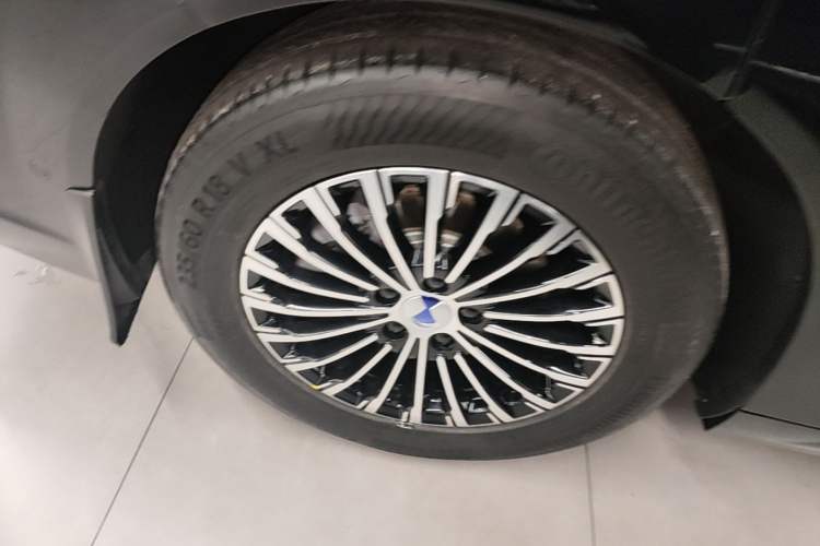 Used Denza D9 2022 DM-i 970 Four-Wheel Drive Flagship Model Right Rear Wheel Hub