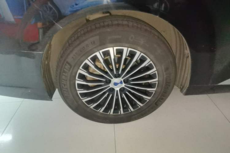Used Denza D9 2022 DM-i 970 Four-Wheel Drive Prestige Model Right Rear Wheel Hub