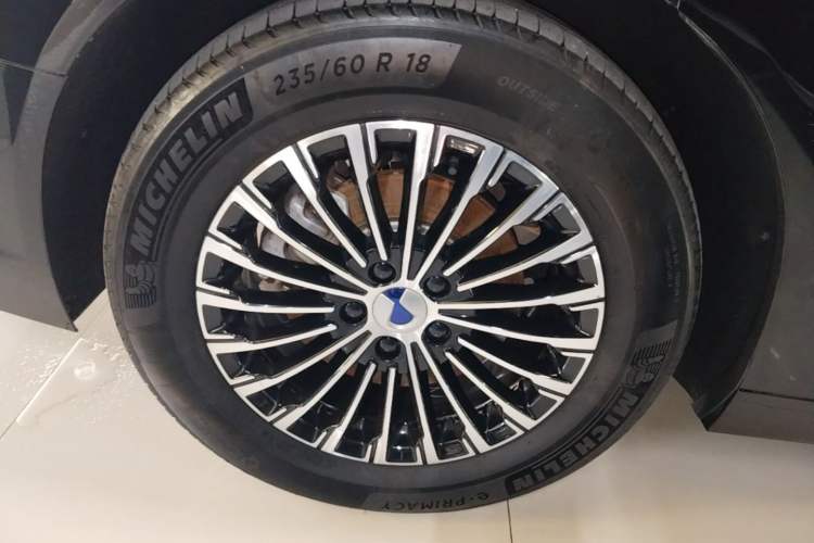 Used Denza D9 2022 DM-i 970 Four-Wheel Drive Flagship Model Right Rear Wheel Hub