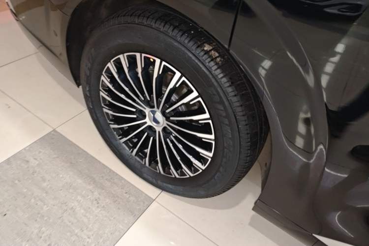 Used Denza D9 2022 DM-i 970 Four-Wheel Drive Flagship Model Right Rear Wheel Hub