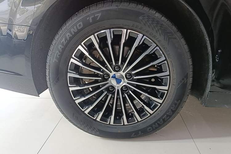 Used Denza D9 2022 DM-i 970 Four-Wheel Drive Prestige Model Right Rear Wheel Hub