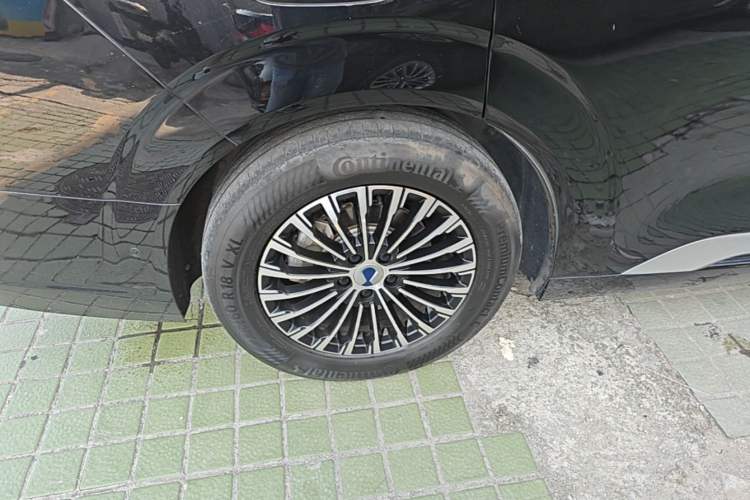 Used Denza D9 2022 DM-i 970 Four-Wheel Drive Flagship Model Right Rear Wheel Hub