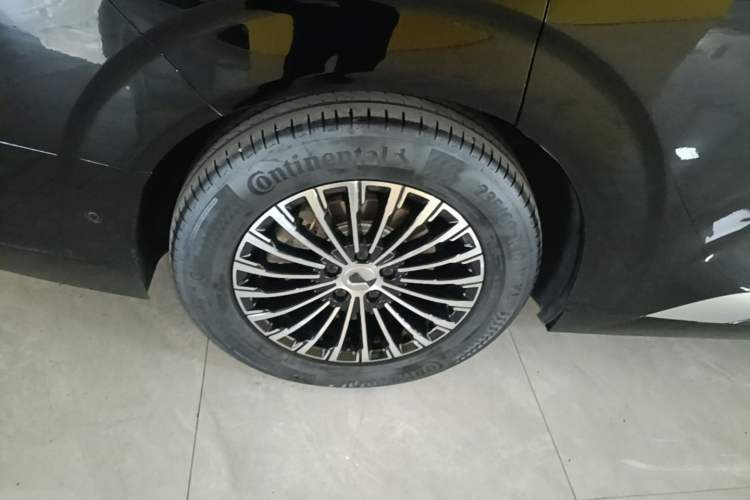 Used Denza D9 2022 DM-i 970 Four-Wheel Drive Flagship Model Right Rear Wheel Hub