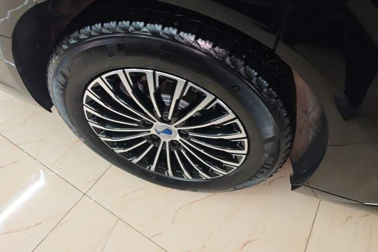 Used Denza D9 2022 DM-i 970 Four-Wheel Drive Flagship Model Right Rear Wheel Hub