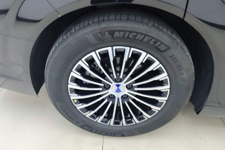 Used Denza D9 2022 DM-i 1040 Prestige Model Right Rear Wheel Hub