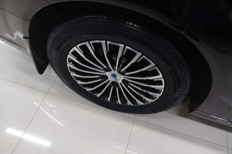 Used Denza D9 2022 DM-i 970 Four-Wheel Drive Prestige Model Right Rear Wheel Hub